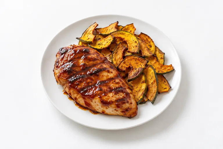 Pechuga a la barbacoa con chips de calabaza. Sugerencia ilustrativa de presentación en plato.